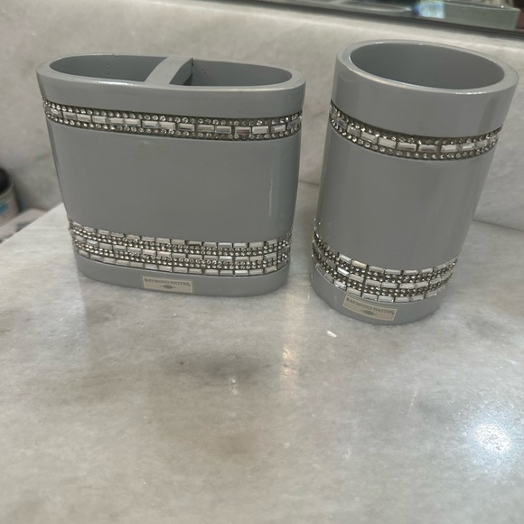 Chic Gray Bathroom Vase Set with Sparkle Accents - Picture 2 of 8